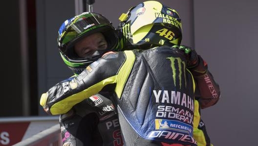 L’abbraccio tra Franco Morbidelli e Valentino Rossi al termine delle Qualifiche di ieri. Getty Images