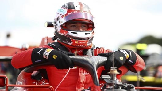 Charles Leclerc esce dall’abitacolo dopo la vittoria. Epa