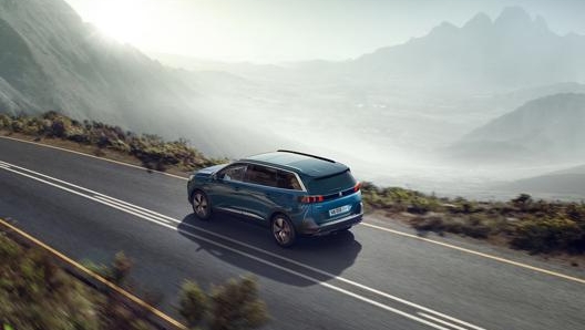 Nuova Peugeot 5008, al momento disponibile con motori benzina e diesel.