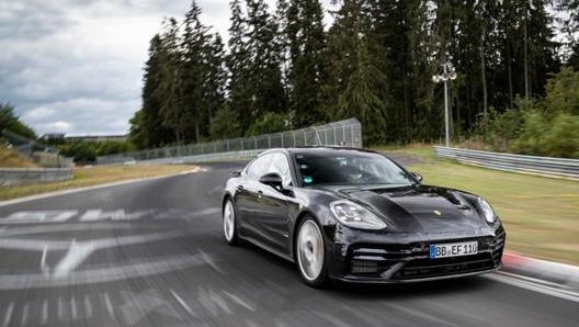 La Porsche Panamera sull’inconfondibile tracciato del Nurburgring