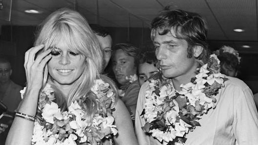 Gunter e Brigitte Bardot, luglio 1966. L’arrivo a Tahiti per la luna di miele. Afp