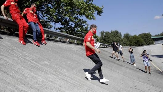 Sebastian Vettel sulla vecchia parabolica di Monza. Lapresse