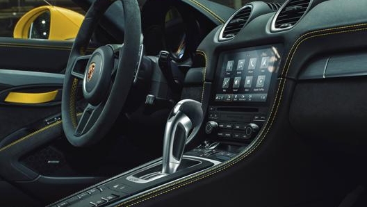 La leva del cambio Pdk nell’abitacolo della 718 Cayman Gt4.