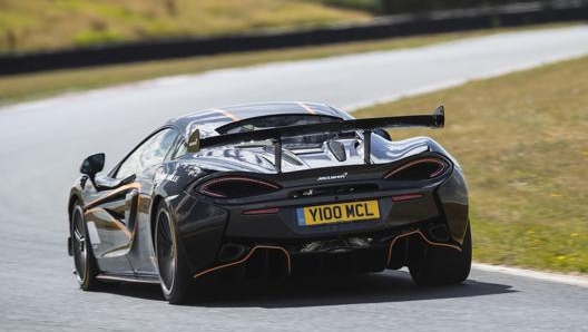 L’aerodinamica della McLaren 620R genera un carico di 185 kg a 250 km/h