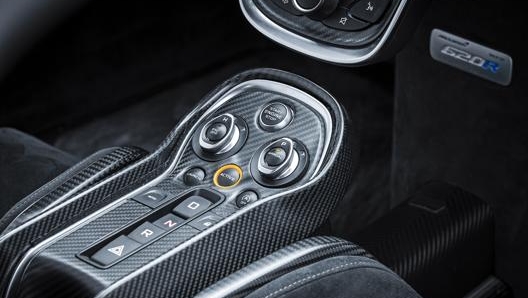 L’R Pack disponibile per McLaren 620R (un extra da 30.760 euro) include gli interni con finiture in carbonio