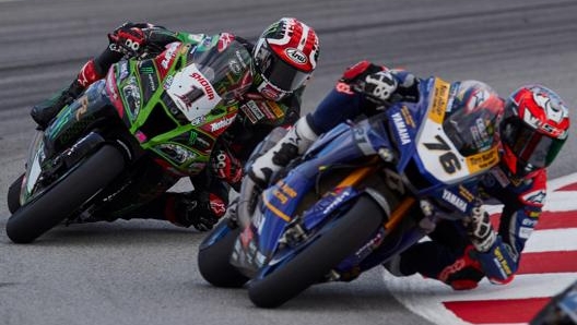 Jonathan Rea, vincitore di gara-1, alle spalle di Loris Baz in pista a Montmelo. Epa