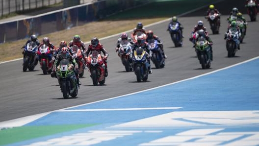 Il via della Superbike nella gara di Jerez. Getty