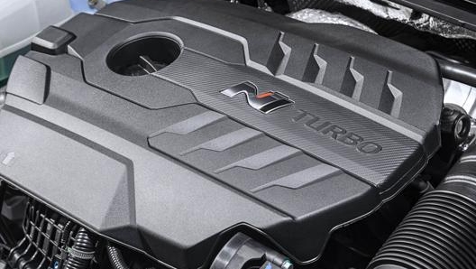 Il motore della i30 N è il 4 cilindri turbo da 2.0 litri che eroga 250 cv e 353 Nm