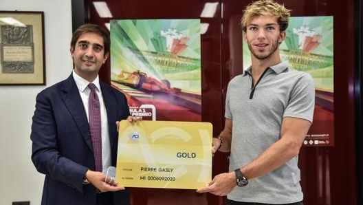 Il Presidente dall'Aci Milano premia Pierre Gasly. Ansa