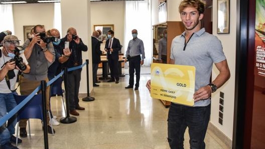 Pierre Gasly con il premio