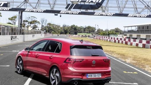 Il posteriore della Golf GTI è impreziosito dal doppio scarico, lo spoiler e il logo dell’allestimento