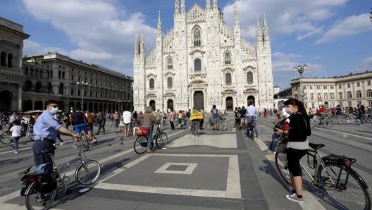 Bici in Piazza del duomo a Milano. Ansa