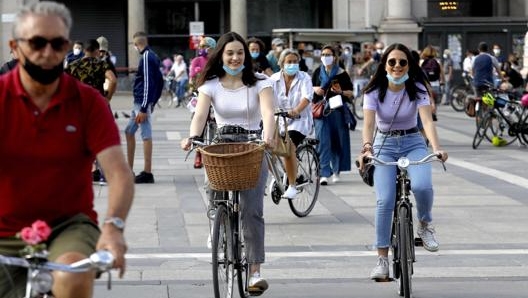 Bici in centro a Milano. Ansa