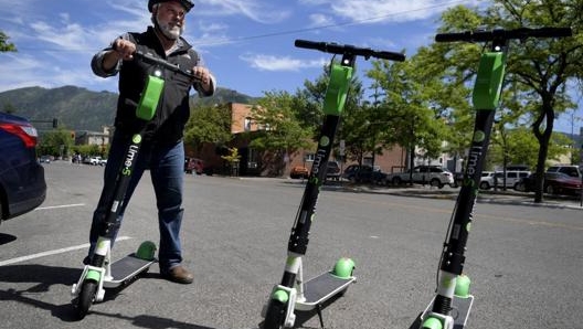 La conformazione delle varie città determina la scelta da parte degli utenti tra monopattini e biciclette