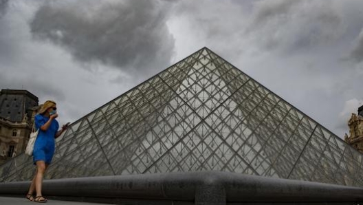 La piramide del Louvre progettata da Ieoh Ming Pei. Afp