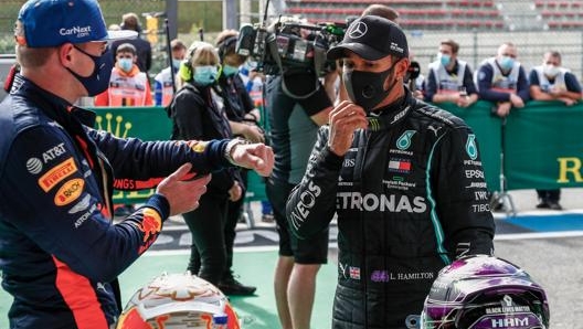 Max Verstappen si congratula con Hamilton dopo la pole. Afp