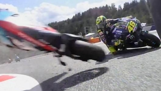 Rossi sfiorato dalla moto di Mmorbidelli. Ansa