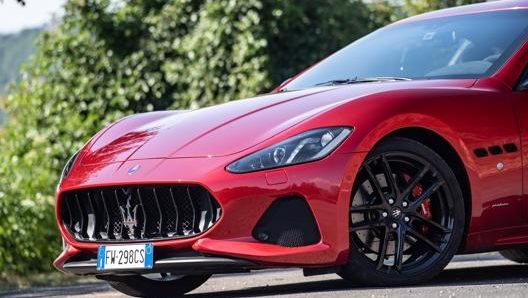 Il tridente dell’auto in prova ha due strisce rosse alla base a ricordare la storia sportiva di Maserati