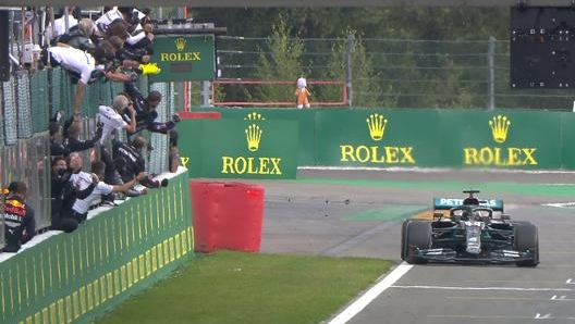 Lewis Hamilton taglia vittorioso il traguardo di Spa: vittoria numero 89 in carriera