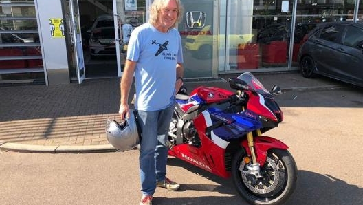 James May posa accanto alla sua nuova Fireblade SP