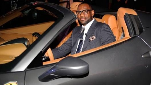 LeBron James in versione elegante per un’auto elegante...