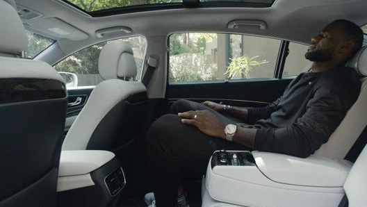 LeBron James in uno spot Kia, brand di cui è testimonial dal 2014