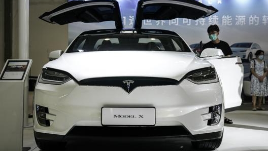 Una Tesla Model X esposta al salone dell’auto di Wuhan in Cina. Getty