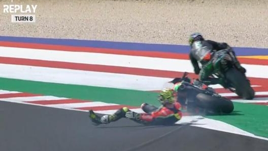 La scivolata di Aleix Espargaro che involontariamente rovina anche la gara di Morbidelli