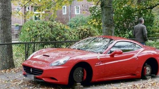 Una Ferrari California...senza ruote