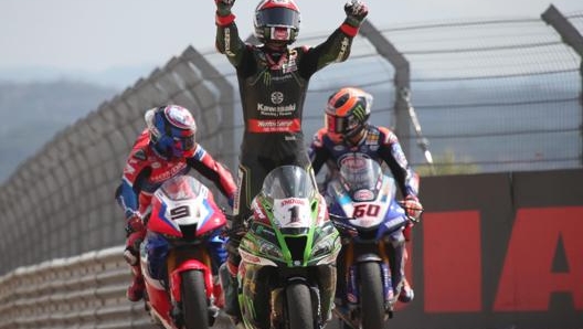 L’esultanza di Jonathan Rea al termine di gara 2. EPA