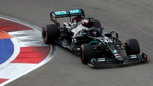 Lewis Hamilton in azione in Russia. Epa