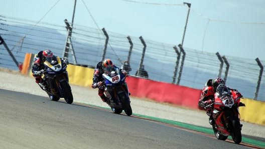 Scott Redding (45) davanti a Michael Van Der Mark (60) e Loris Baz (76). Epa