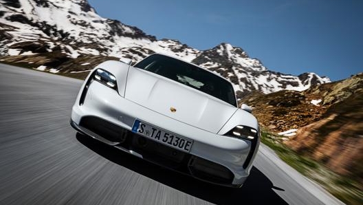 La Porsche Taycan, uno dei modelli di punta della Casa di Zuffenhausen.