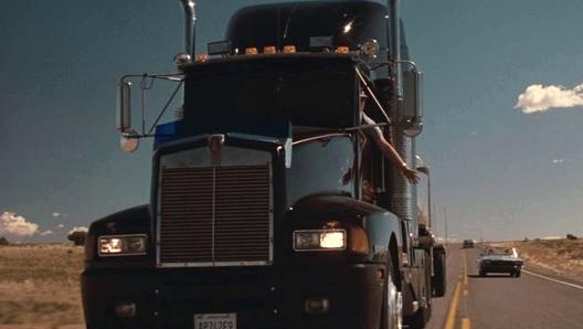 Il camion Kenworth T600 che poi viene fatto esplodere