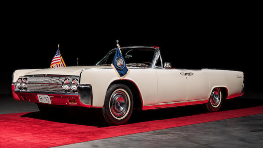 La Lincoln Continental Convertible “Limo One”