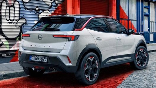 La Mokka è disponibile con il 1.2 turbo benzina da 100 o 130 cavalli, il 1.5 turbodiesel da 110 o in versione elettrica da 136 cavalli