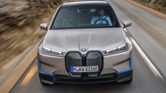 La Bmw iX in strada: sarà costruita nel 2021 in Cina