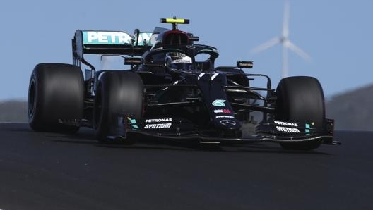 Valtteri Bottas in azione con la Mercedes. Ap