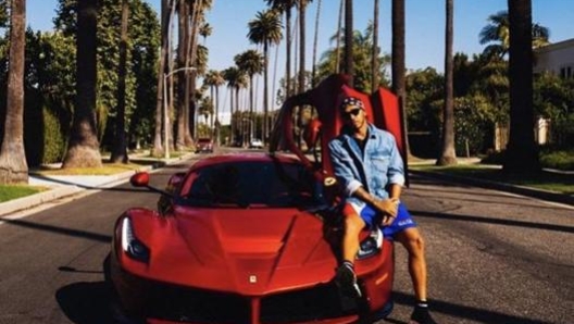 La foto postata dalla Ferrari in risposta alla Mercedes: Hamilton appoggiato alla sua LaFerrari in California