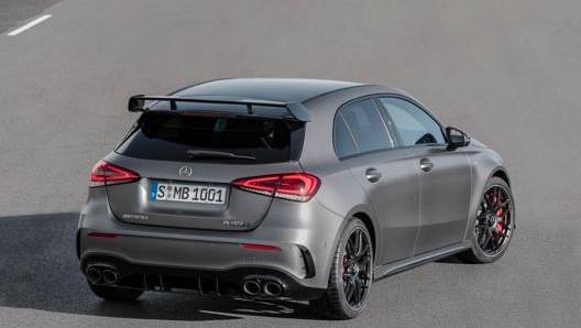 Il retro della AMG A45s con spoiler ed i quattro terminali di scarico in evidenza