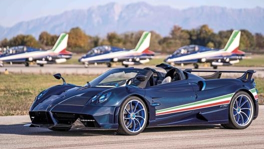 Sulle fiancate della Huayra è presente il tricolore, che si estende fino ai gruppi ottici posteriori