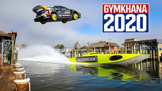 La Subaru WRX STI di Pastrana mentre compie il salto di 37 metri