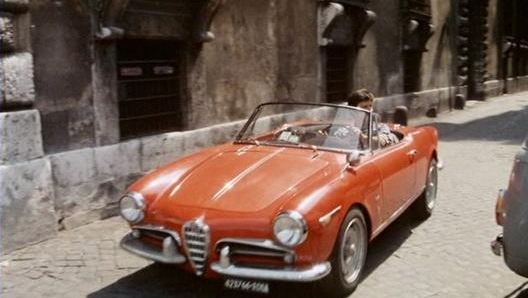 Gigi Proietti sulla Giulietta Spider in una scena di «Febbre da cavallo»