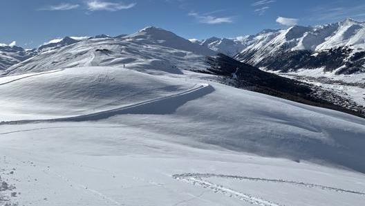 Veduta panoramica in alta montagna con i versanti ricoperti di neve fresca