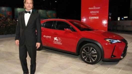 Brad Pitt appena sceso da una Lexus alla Mostra del Cinema di Venezia