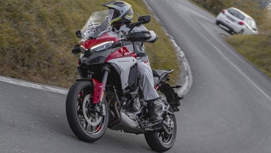 Tra le curve la Multistrada V4 è agile e intuitiva, l’anteriore trasmette sempre sicurezza