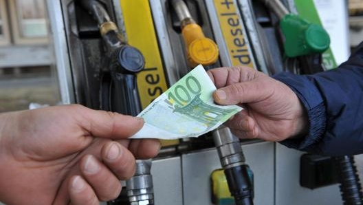 Il calo della domanda ha interessato sia la benzina che il gasolio. Ansa