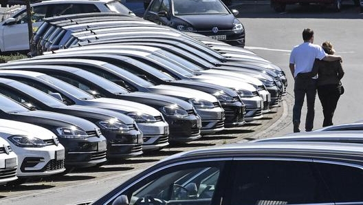 Una coppia in visita presso un concessionario auto. Ap