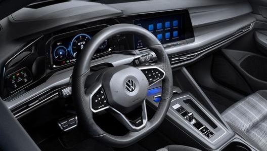 All’interno uno schermo da 10,25 pollici e sistema d’infotainment con display touch centrale da 10”