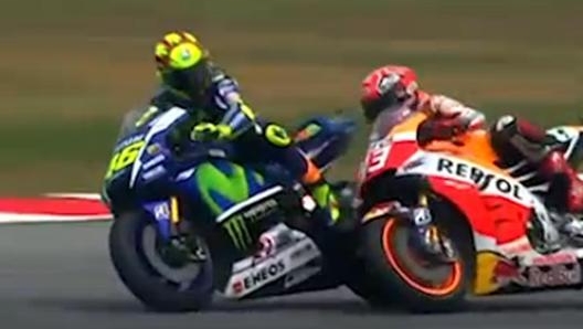 Rossi e Marquez in Malesia nel 2015. Ansa